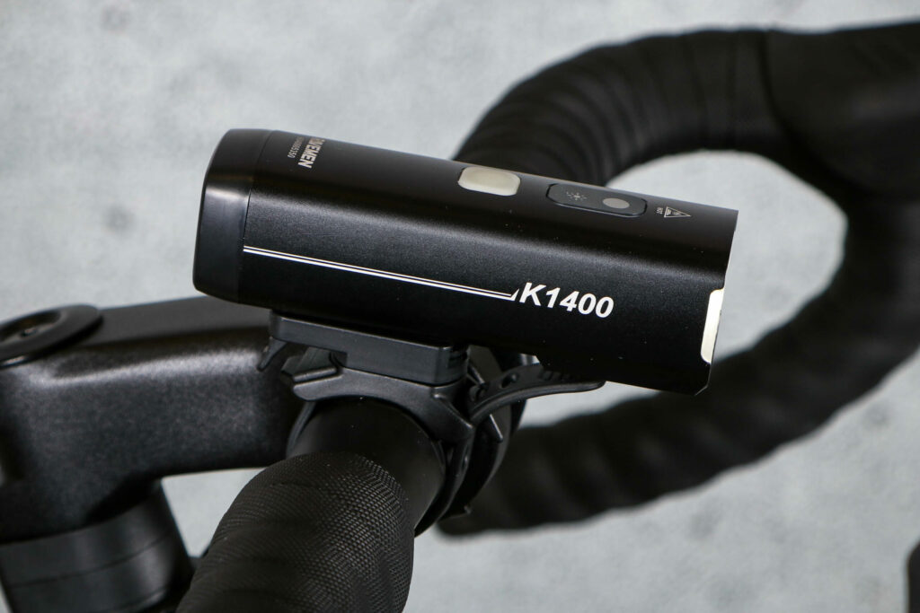 2025-ravemen-k1400-usb-rechargeable-ai-nighttime-front-light-side-scaled.jpg