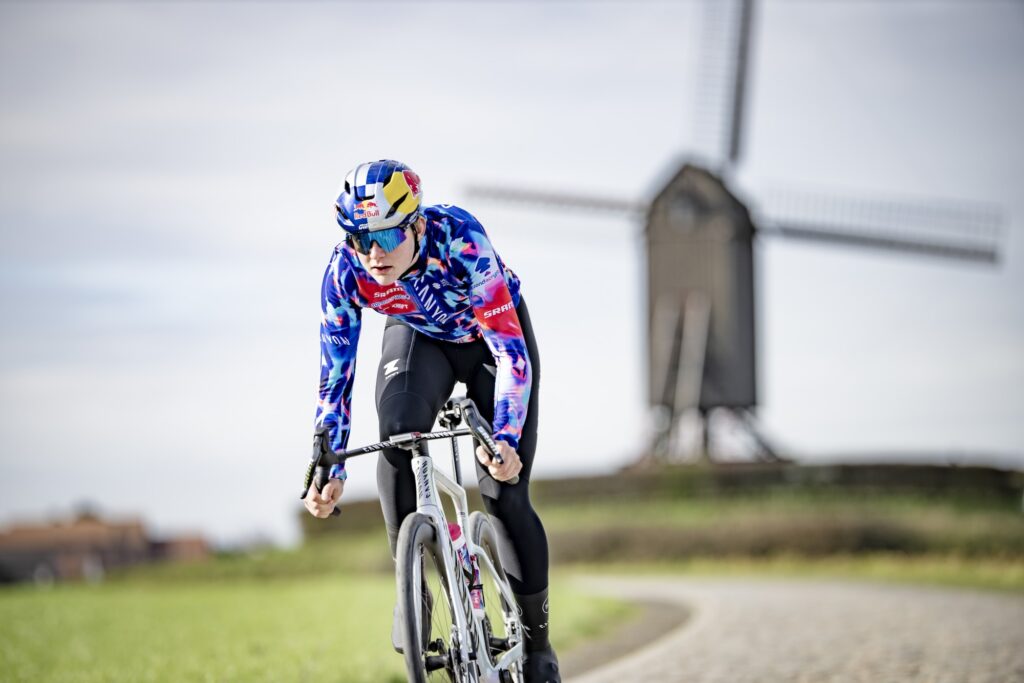2026 Canyon Endurace CFR Zoe Backstedt action