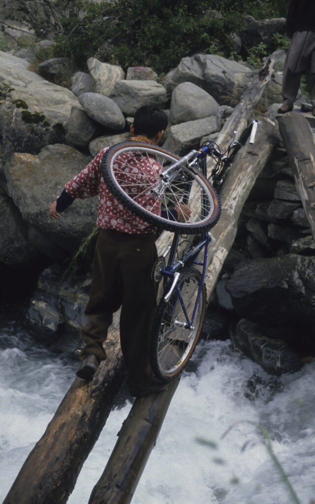 Steve Thomas 1995 Pakistan trip - crossing the river