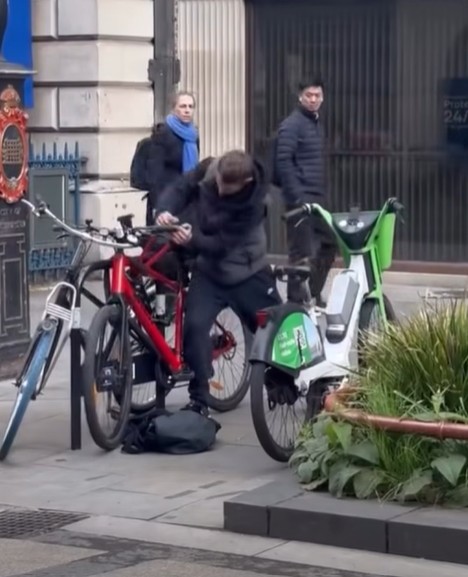 Thief tries to steal bike on the Strand, London 2