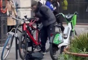 Thief tries to steal bike on the Strand, London