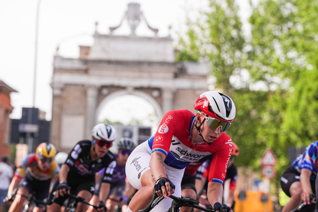 Lorena Wiebes wins stage one of the 2026 Giro d&rsquo;Italia Women before being disqualified for racing an underweight bike