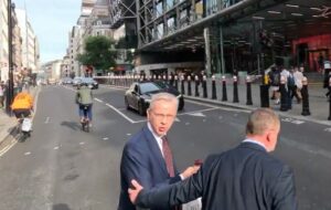 “You’re on a red light, you idiot!” Cyclist almost crashes into Michael Gove on crossing, slamming politician for “ignoring Highway Code”; Driver with “observational skills of garden gnome” doors cyclist; Pidcock Tour plans changed + more on the live blog