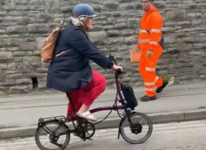 “Where’s your hi-vis?” Transport secretary praised for “brilliant” bike commute video in “normal clothes”… but angry drivers accuse her of dressing “dangerously”; 20mph zones “make drivers play with phones”; Boulting on 5 Tour deal + more on the live blog