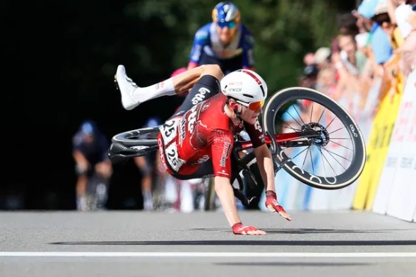 Liam Slock crashing his way to victory at the GP Gippingen