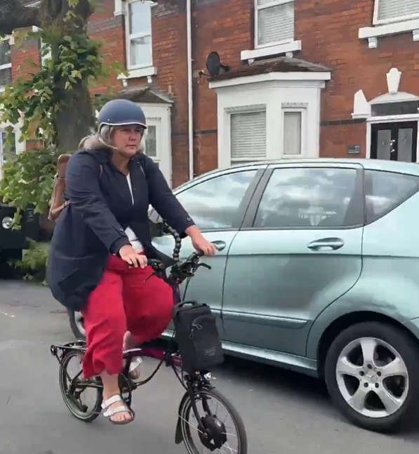 Video of Heidi Alexander riding to work on a Brompton