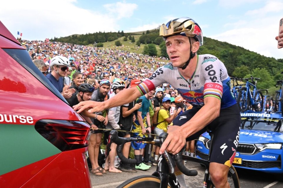 “They slowed me down a bit”: Remco Evenepoel blocked by Tour de France organisers’ car and Shimano neutral service vehicle on chaotic climb