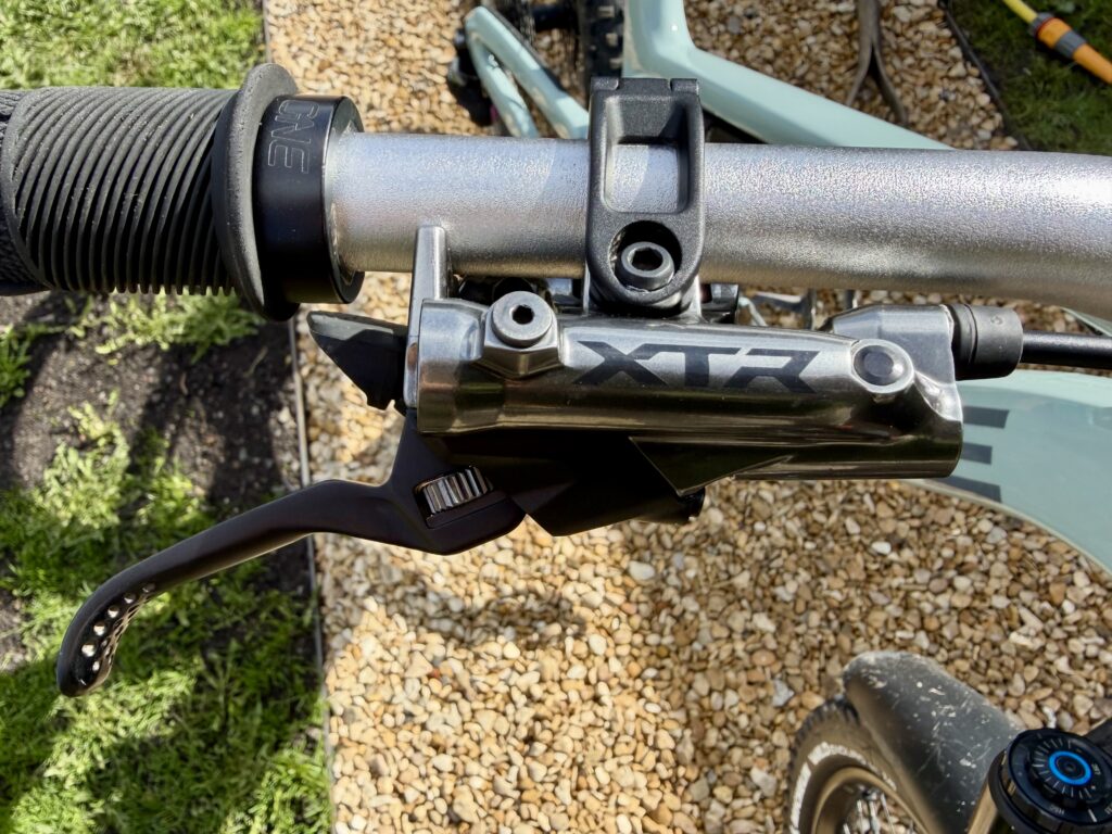 Shimano XTR M9220 four piston brakes