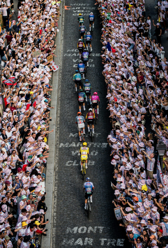 stg21_Peloton Pogacar Montmartre00_tdf2026