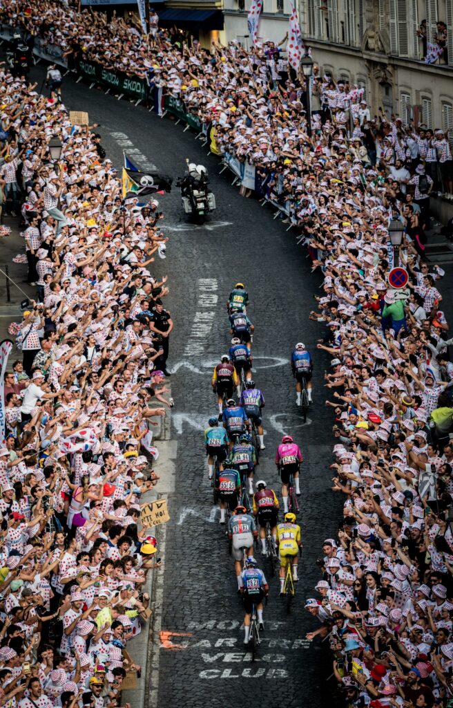stg21_Peloton Pogacar Montmartre02_tdf2026