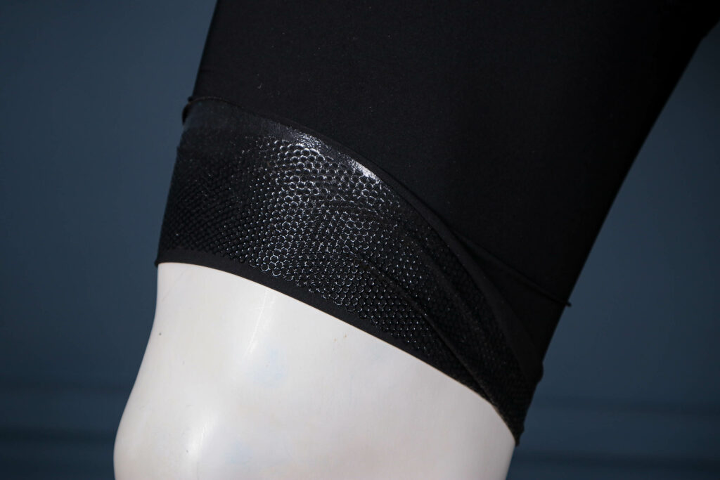 2026-Santini-Aero-Race-Mens-Bib-Shorts-cuff-gripper.jpg
