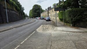 “Maybe it’s dropping off it’s little pebbles to rock school”: Dumped building materials block cycle lane, leading people to suggest they “get a wheelbarrow” and move it themselves; Second day of punchy hills await TdF Femmes + more on the live blog