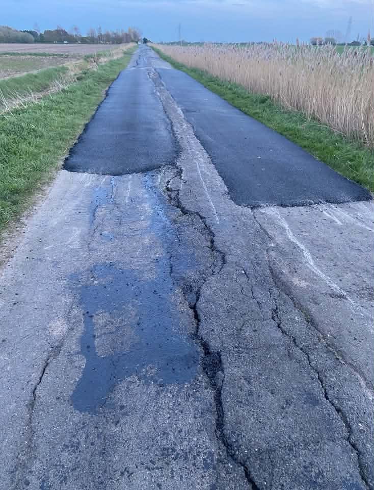 Lincolnshire road cracks