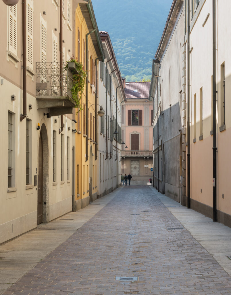 Via_Giovio_in_Como_(1)
