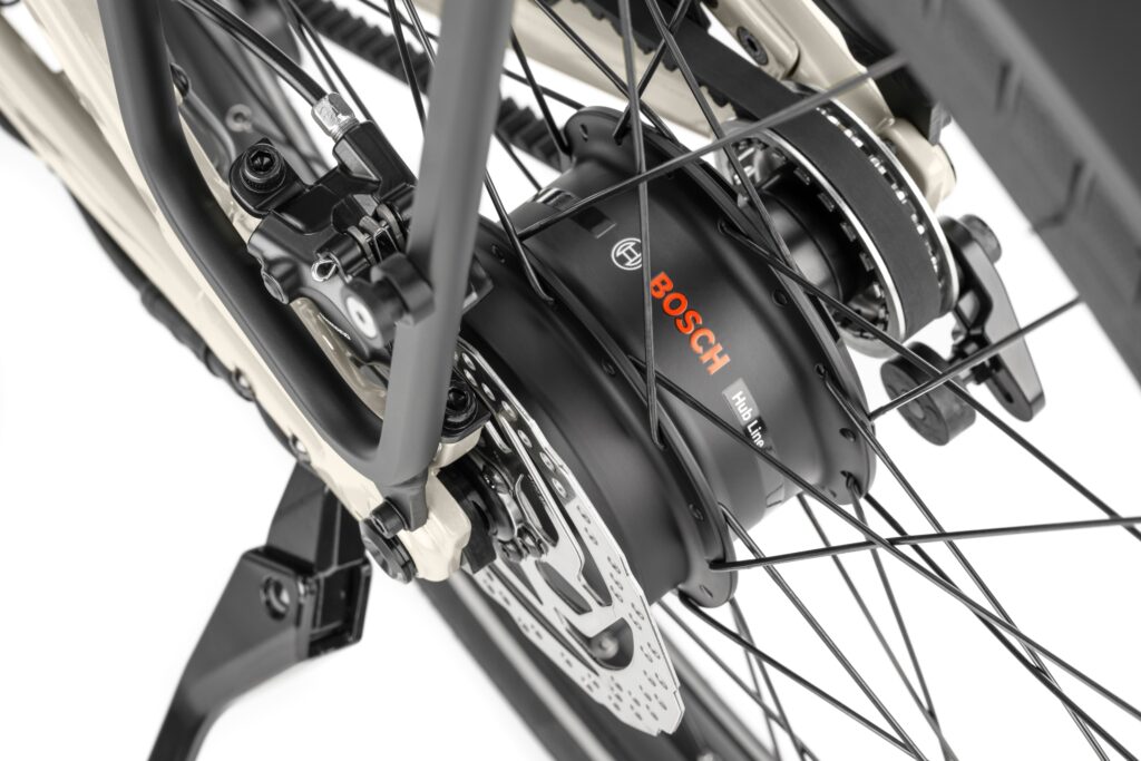 L73OVM300270-Lundi-27-Belt-motor-detail-view-studio