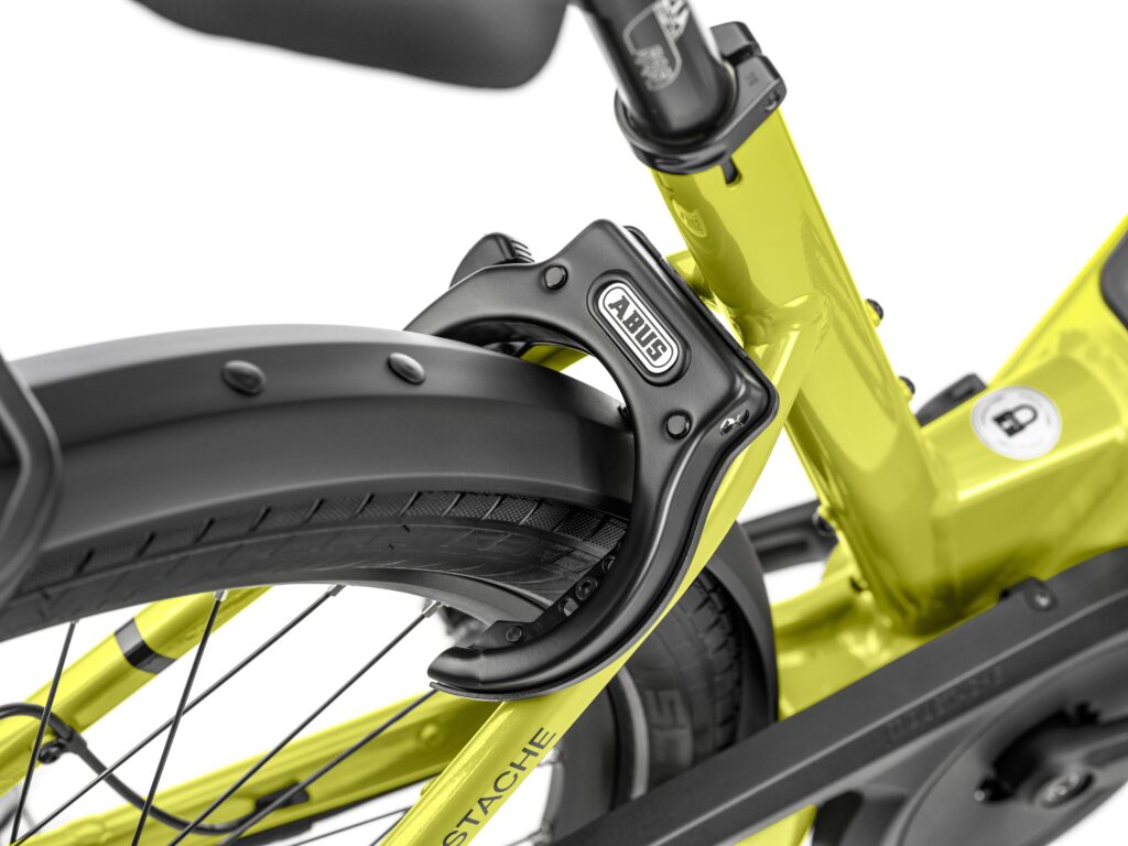 L73OVM300270-Lundi-27-Belt-lock-detail-view-studio