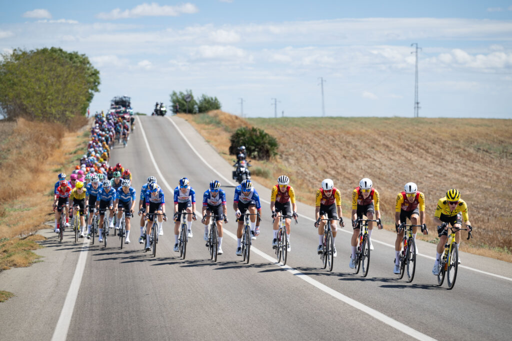 Steven Kruijswijk towing Vuelta peloton