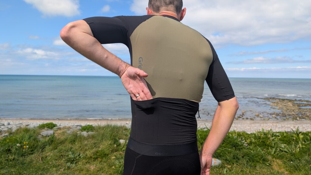 GripGrab-Grinta-Short-Sleeve-Jersey-Pocket-Access.jpg