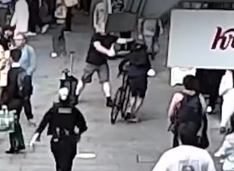 Member of the public tries to stop bike thief in London