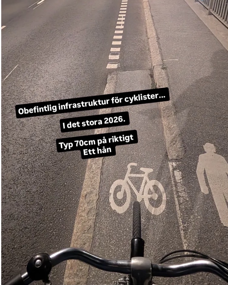 Narrow Swedish cycle lane