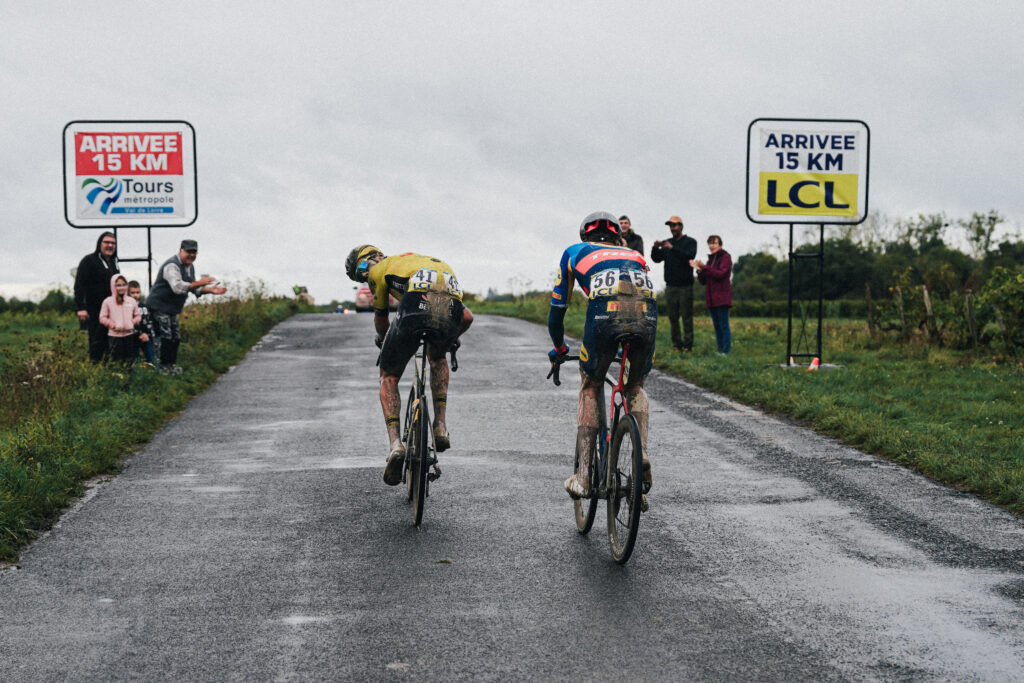 Race signs Paris-Tours 2024