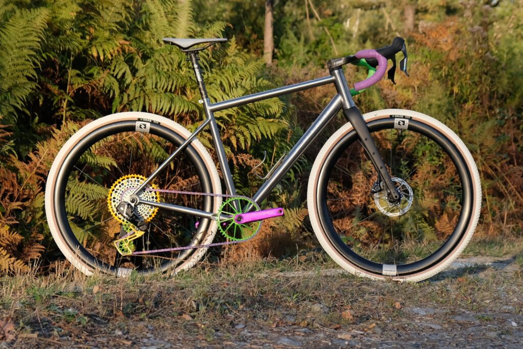 2026 VAGUS-i gravel bike outside, complete bike