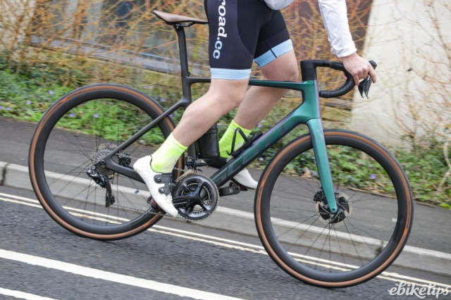 2021-scott-addict-eroad-riding-1.jpg