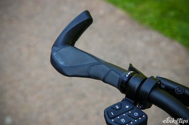 2024 Giant Explore E - grip.jpg