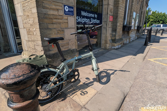 Estarli e20.8 Play Skipton station.jpg