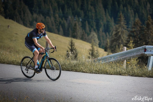 Giant Road E+ 1 - riding 2.jpg