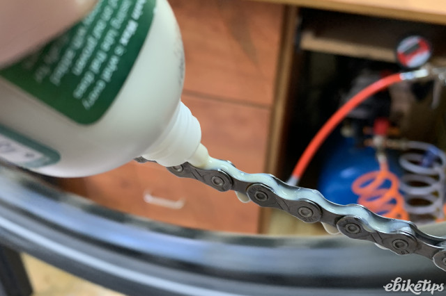 Squirt Ebike Chain Wax - application.jpg