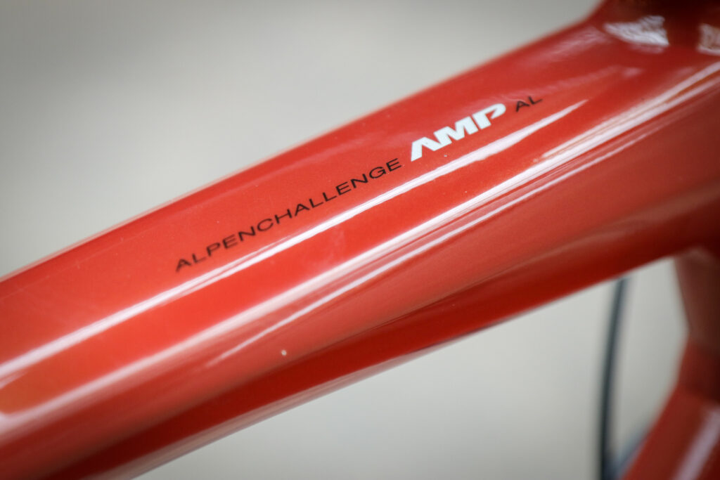 BMC AlpenChallenge AL Sport One – top tube.jpg