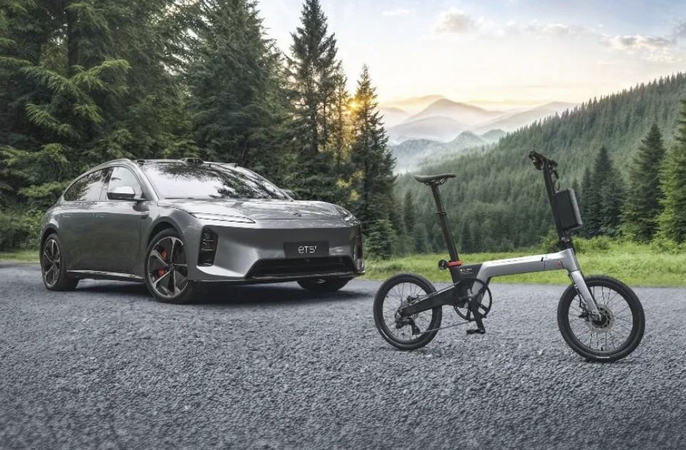 Lemmo Zero with Nio car
