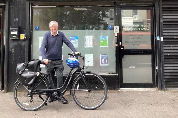Mark Drakeford e-bike
