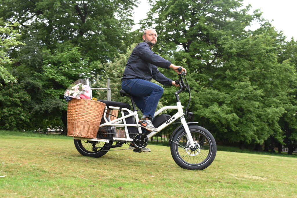 Mycle Cargo riding 8
