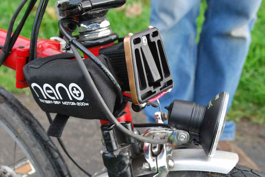 Nano electric Brompton mounting block acts as battery connector Clever design