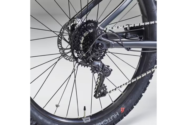  2022 Decathlon Rockrider E-ST 500 rear mech hub.png