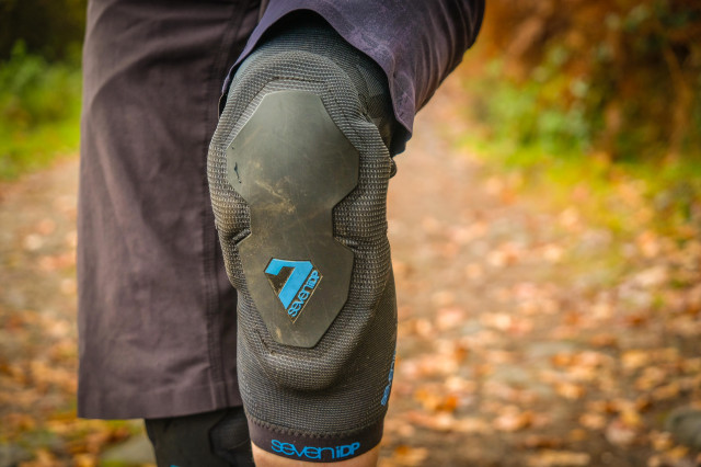 2020 7iDP Project Knee pads-6.jpg