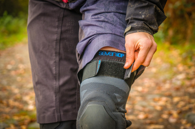 2020 7iDP Project Knee pads-8.jpg