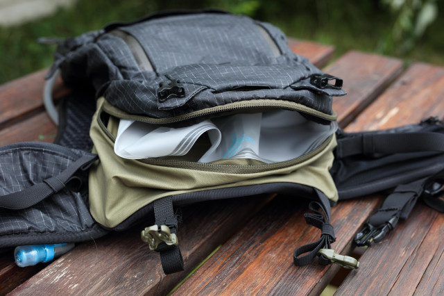 2020 Dakine Seeker 10l bottom .jpg