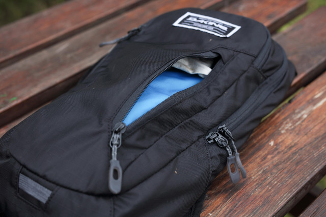 2020 Dakine Shuttle 6l  out pocket.jpg