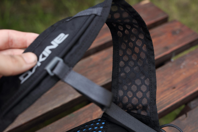 2020 Dakine Shuttle 6l  strap.jpg