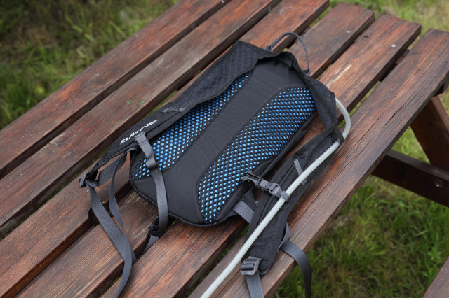 2020 Dakine Shuttle 6l back.jpg
