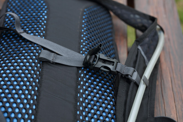 2020 Dakine Shuttle 6l buckle.jpg