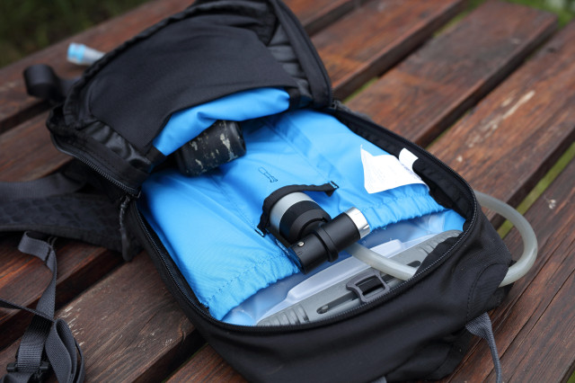2020 Dakine Shuttle 6l main pock.jpg