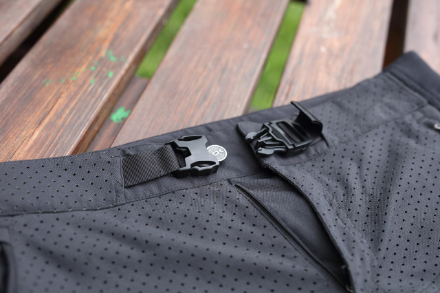 2020 Dakine Thrillium Shorts buckle.jpg