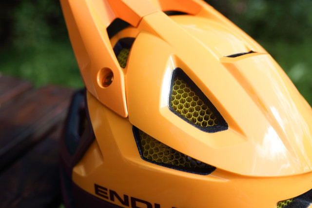 2020 Endura MT500 full face vents.jpg