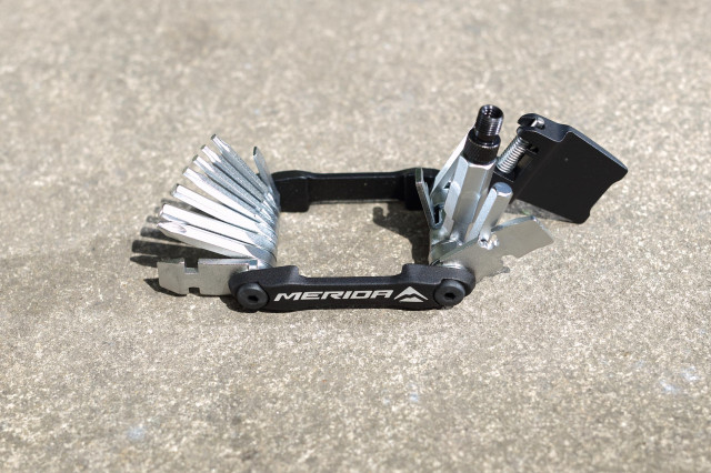 2020 Merida 24 in 1 tool open.jpg