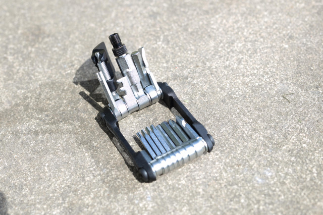 2020 Merida 24 in 1 tool half open.jpg