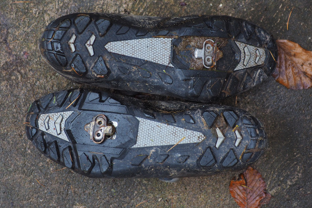 2020 Shimano ME 5 Trail shoe review soles.JPG
